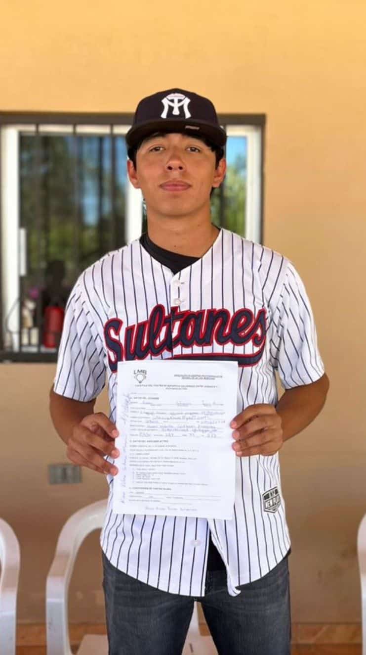 Firma alumno de Cobach Sonora con Sultanes de Monterrey