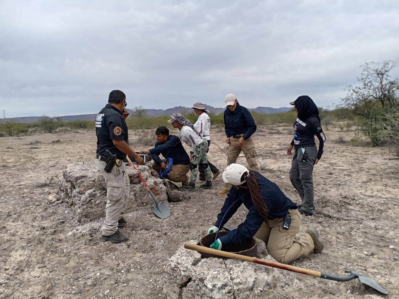 Hallan restos humanos en fosa
