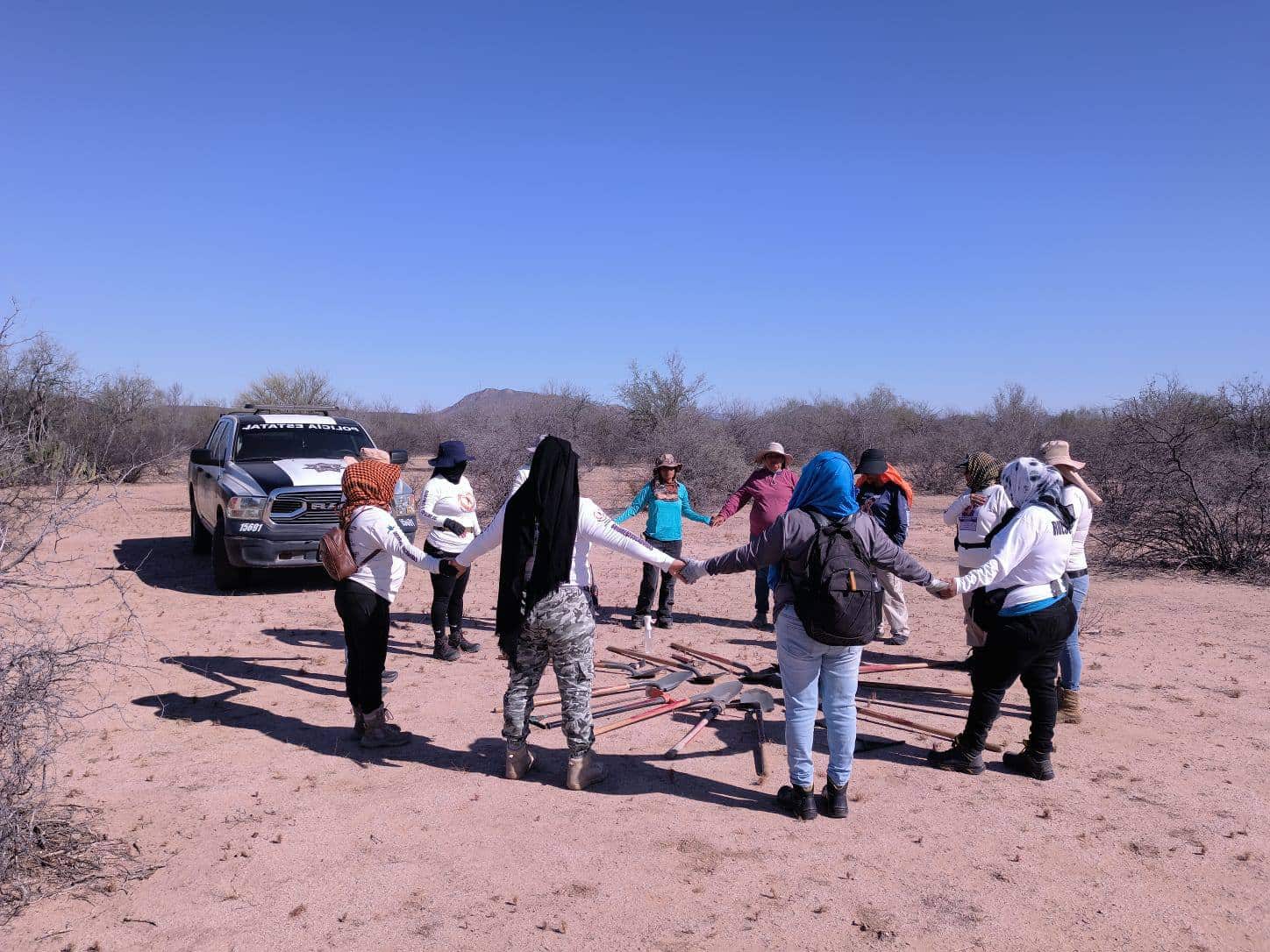 Hallan cinco cuerpos en fosas clandestinas