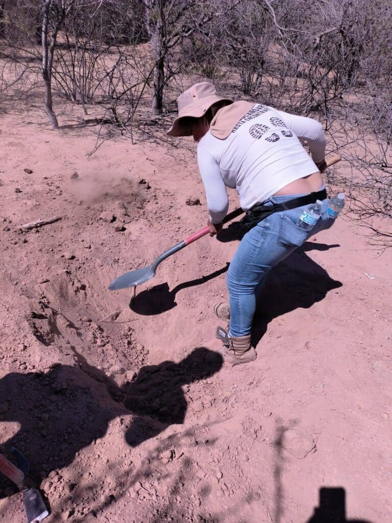 Hallan cinco cuerpos en fosas clandestinas 9 303