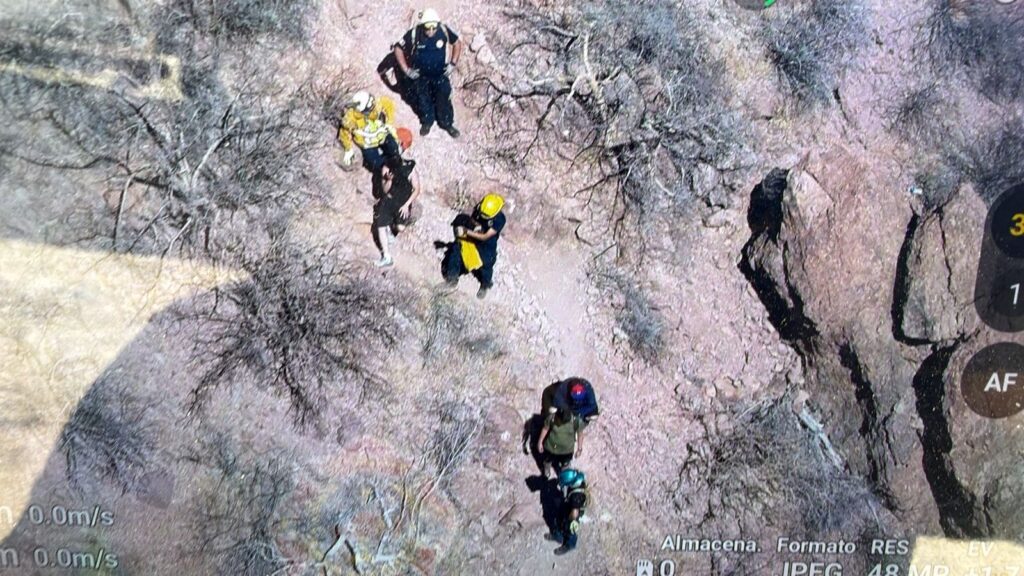 Rescatan Bomberos a senderistas en el cerro Tetakawi 1 306