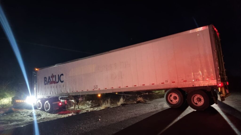 Tráiler se sale del camino en el valle de Empalme 1 308