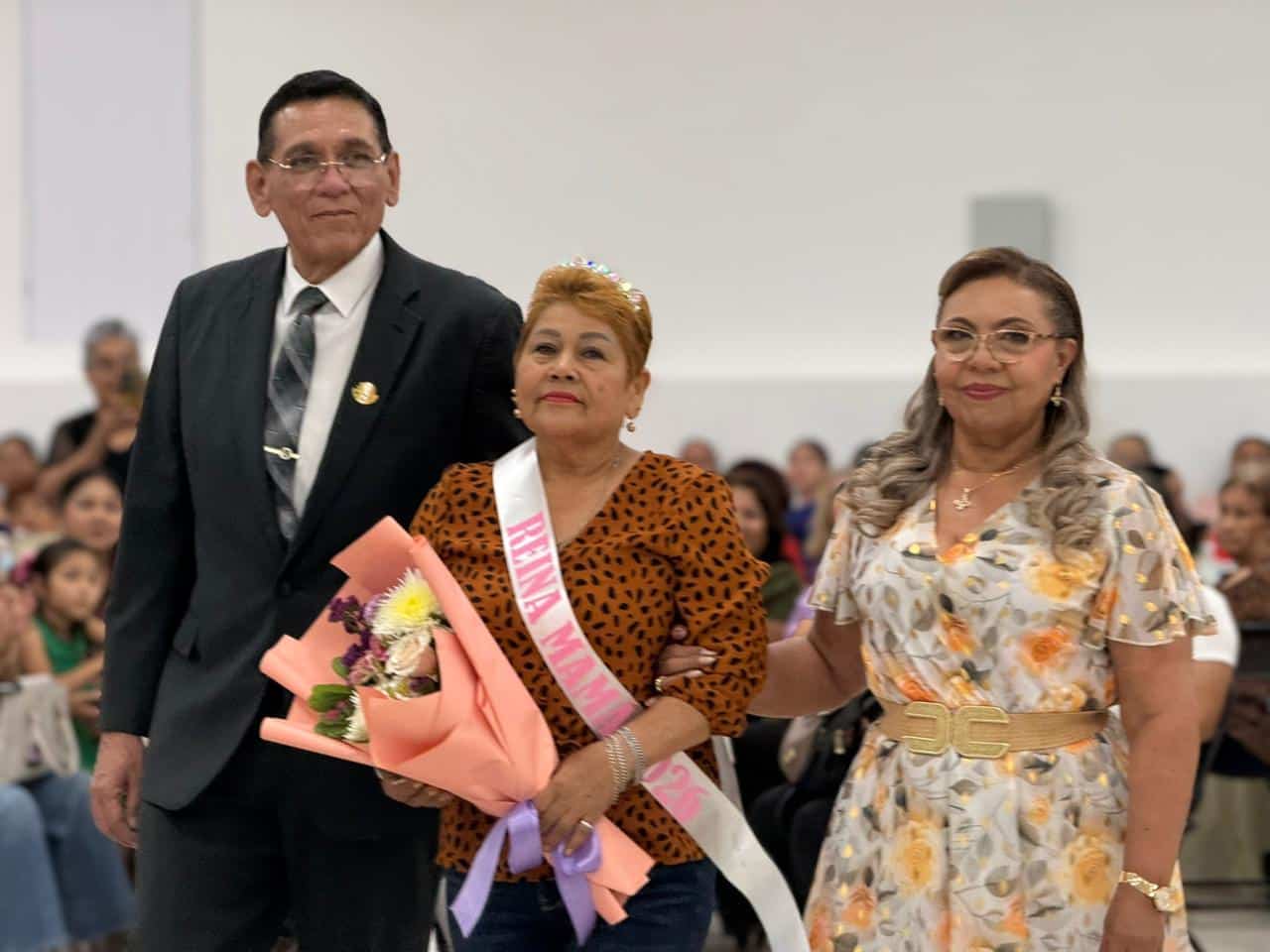 Brinda DIF Empalme alegre y concurrido festejo a las mamás