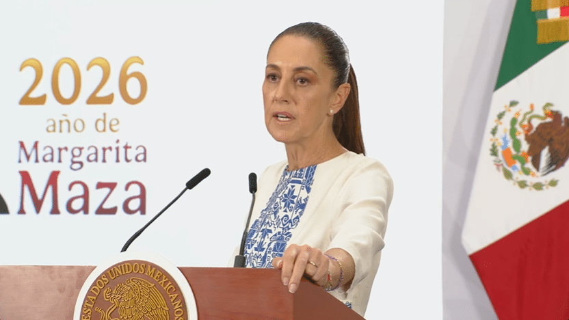 Una mujer habla desde un podio con el escudo de México. Detrás de ella se lee 2026 año de Margarita Maza y a la derecha se ve una bandera mexicana.