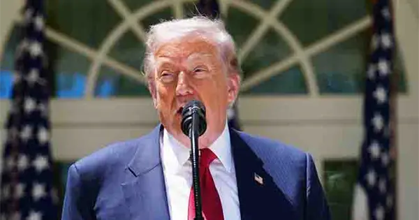 Trump plantea suspender impuesto federal a la gasolina por altos precios