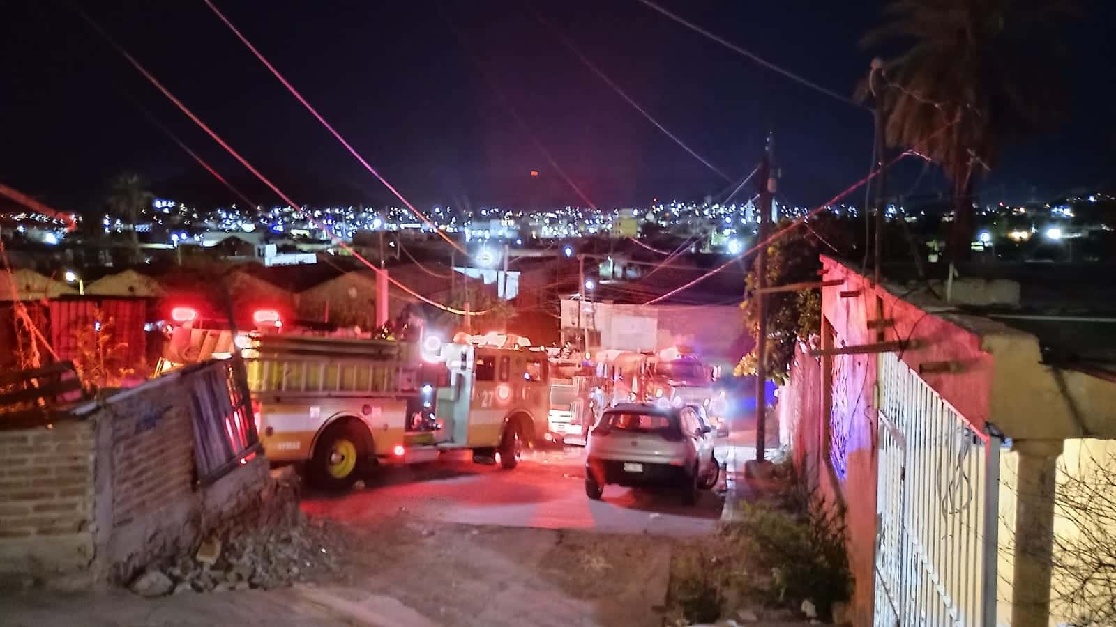 Mujer sobrevive a incendio de casa