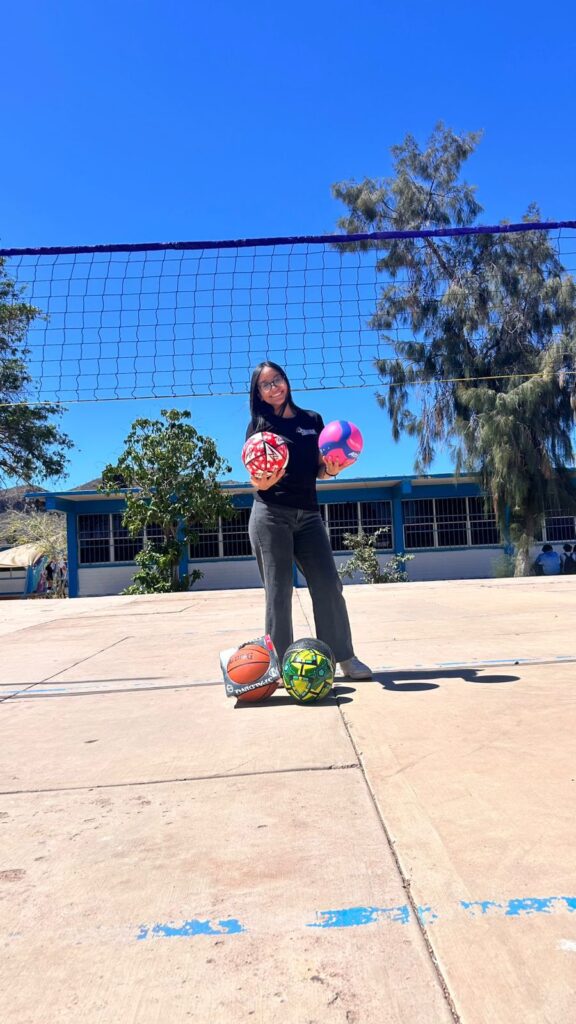 Candidata a reina dona a equipo deportivo al CET del Mar 1 WhatsApp Image 2026-05-17 at 8.31.37 PM (2)