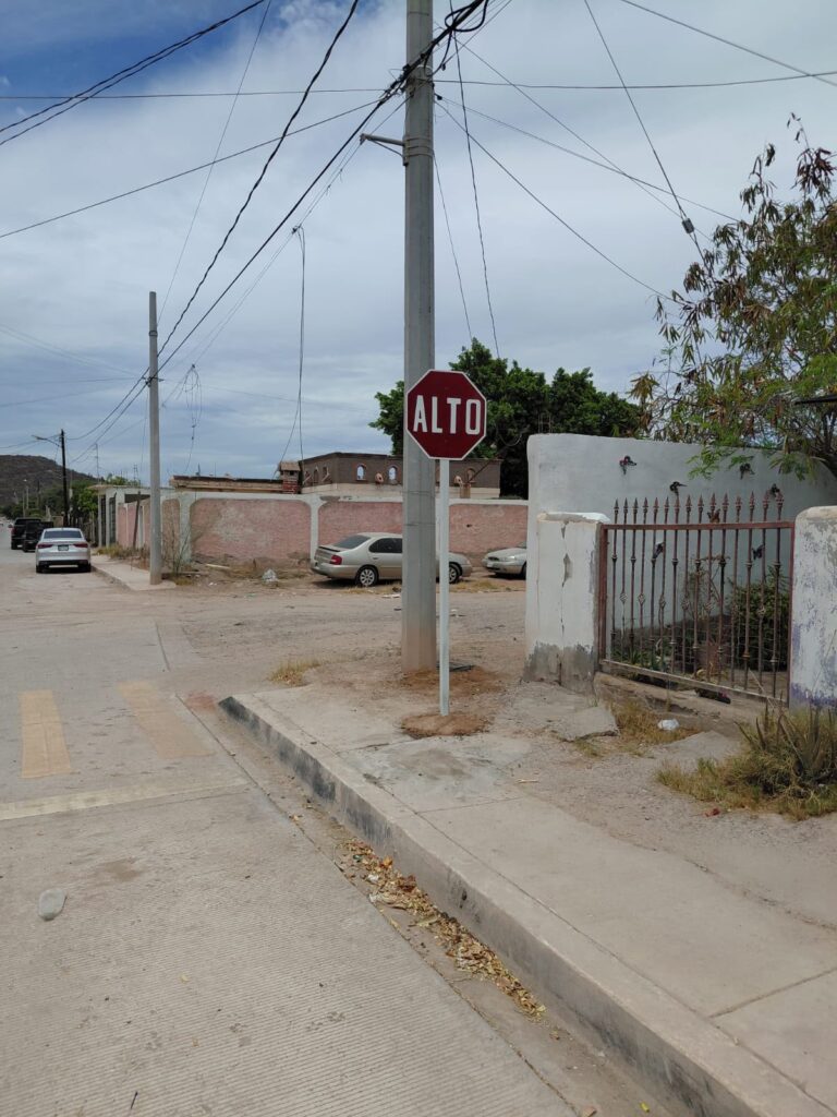 Instalan indicadores de ALTO en diversas vialidades de Empalme 3 WhatsApp Image 2026-05-29 at 10.35.04 AM