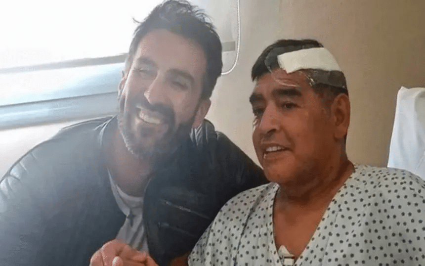 Médico afirma que Maradona debió ser sedado y sujeto durante su última internación 1 image