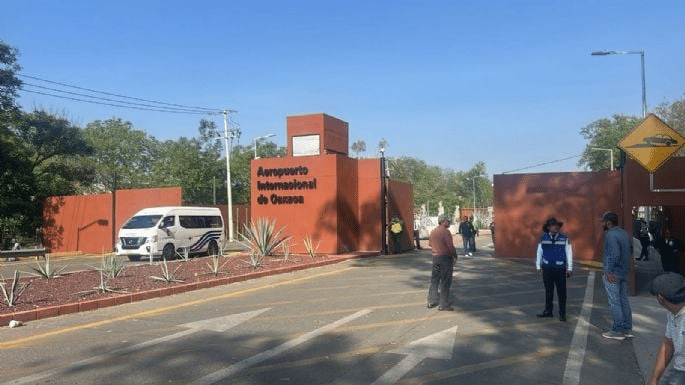 Paro de la CNTE en Oaxaca paraliza la terminal aérea 1 Paro