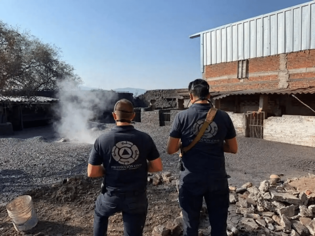 Géiser en patio de Michoacán moviliza a rescatistas 1 Géiser