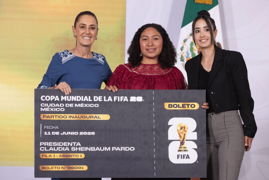 Sheinbaum entrega boleto para el partido inaugural del Mundial 1 Sheinbaum