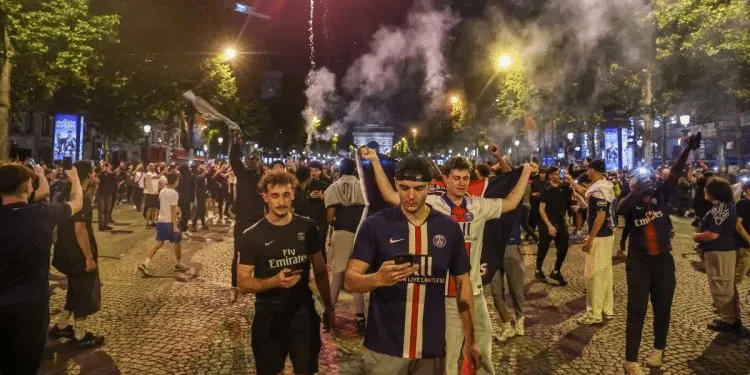 Más de 100 personas detenidas en París tras disturbios por el triunfo del PSG