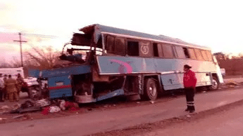 Volcadura de camión en Afganistán deja 20 muertos 1 image