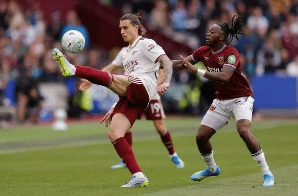 Arsenal mantiene la presión por el título tras sufrida victoria ante West Ham