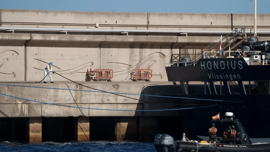 Los últimos pasajeros abandonan el crucero MV Hondius tras finalizar cuarentena por hantavirus