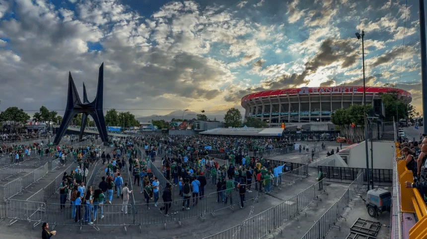 Incidentes y desorden durante la venta anticipada de boletos en el Estadio Azteca 1 image