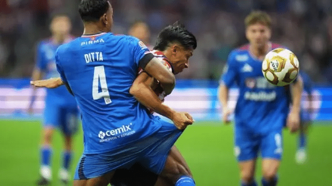 Empate con polémica deja en situación comprometida al Cruz Azul ante las Chivas 1 image