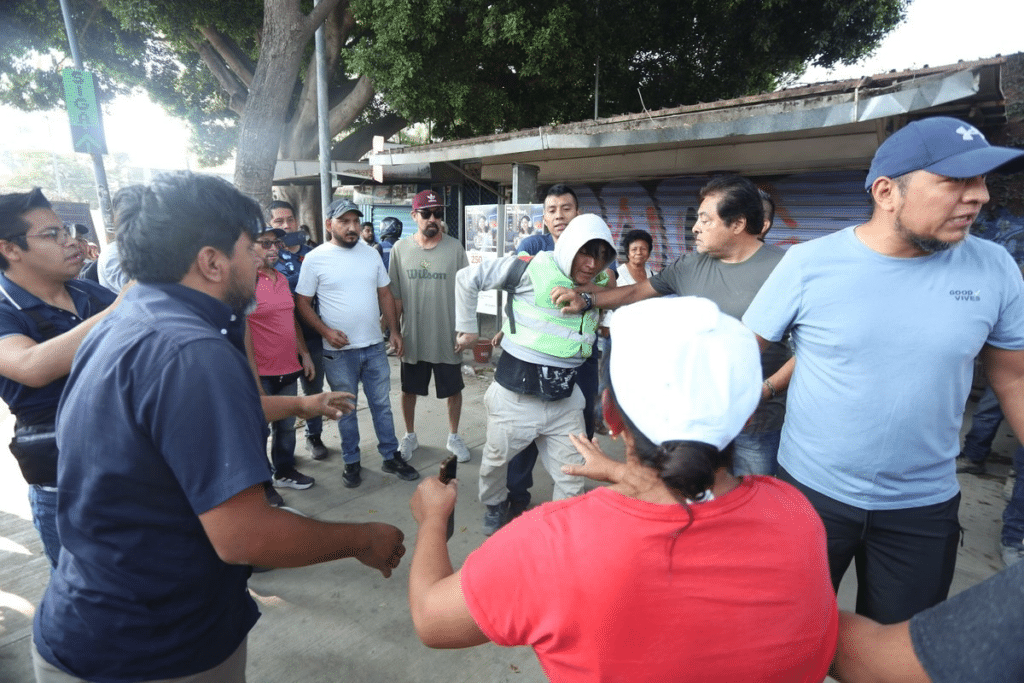 Protesta en Oaxaca de Juárez frena la obra de un estadio 1 Bloqueo