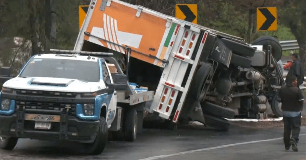Rescate médico de un automovilista tras fuerte siniestro 1 Rescate