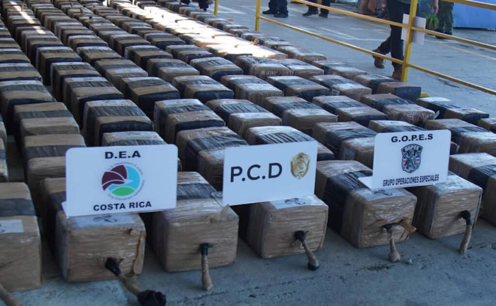 Costa Rica incauta cargamento récord de cocaína en semisumergible con apoyo de EE.UU. 1 15