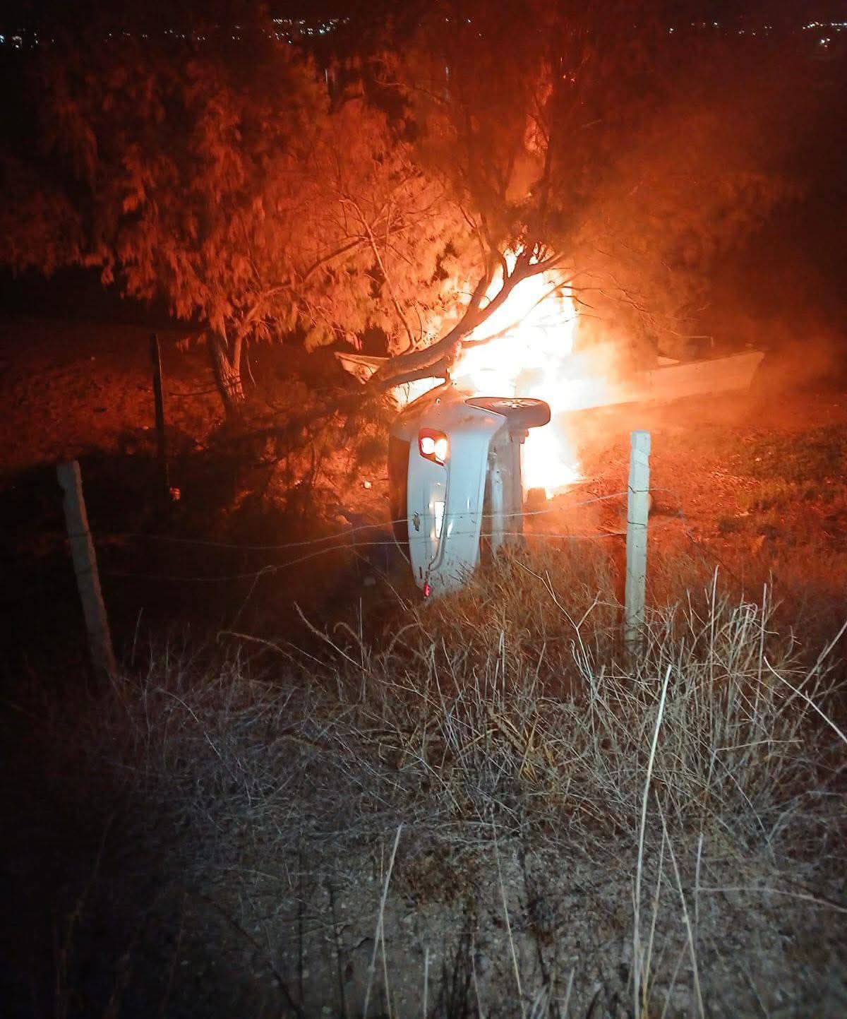 Se incendia automóvil; conductor resulta ileso