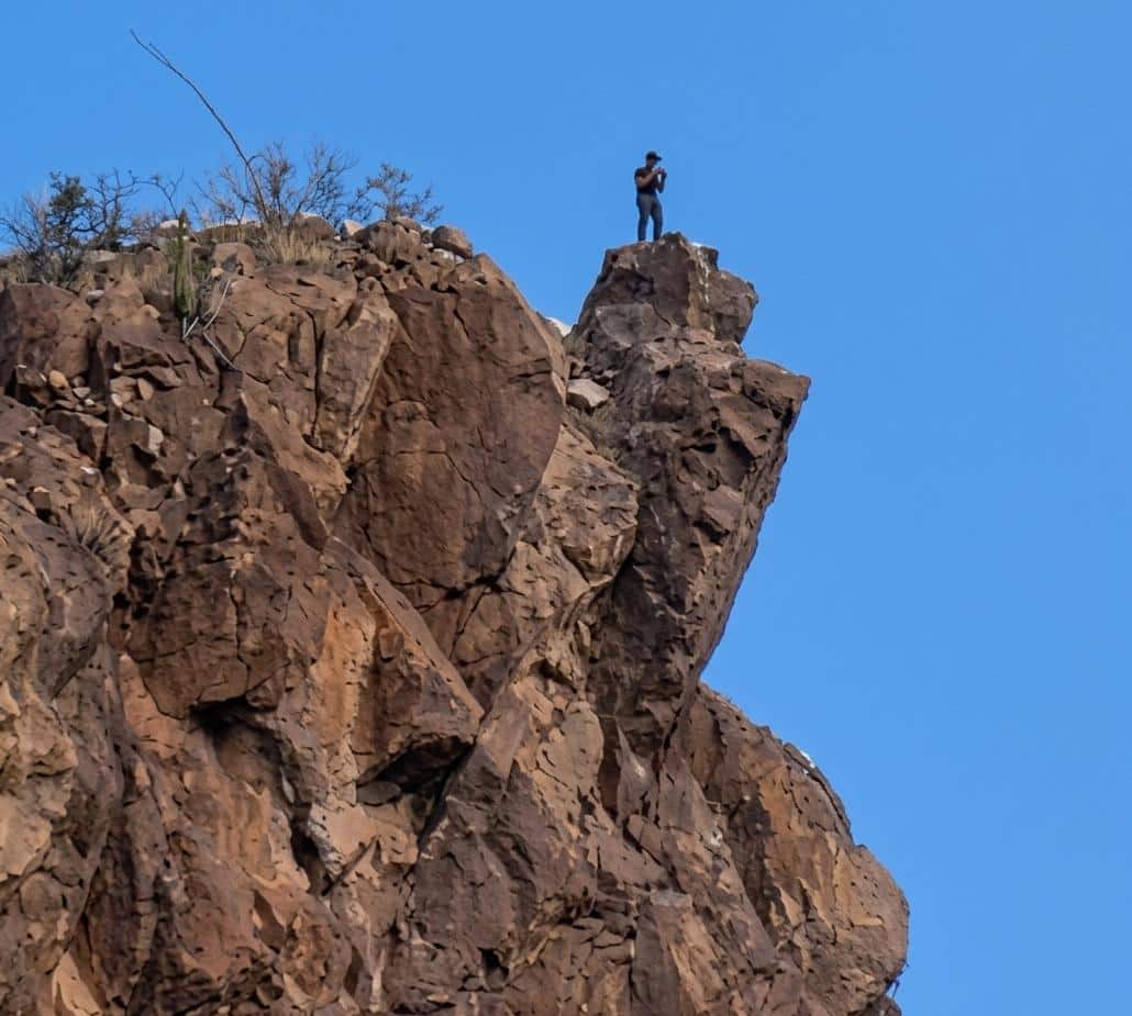 Sube hombre a cima de cerro en la colonia Centinela