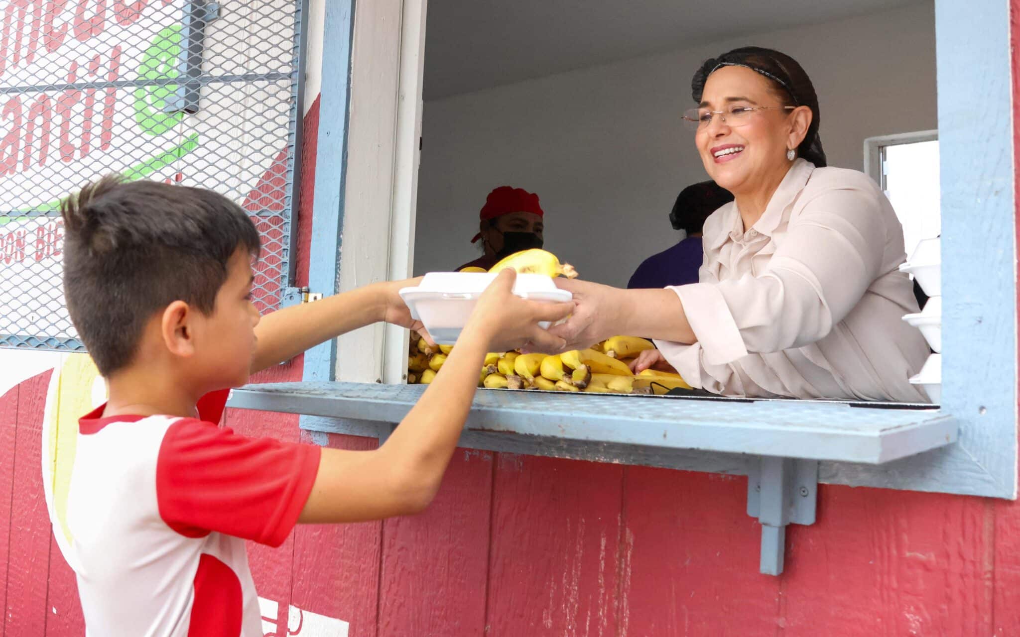Beneficia Ayuntamiento con alimento a estudiantes