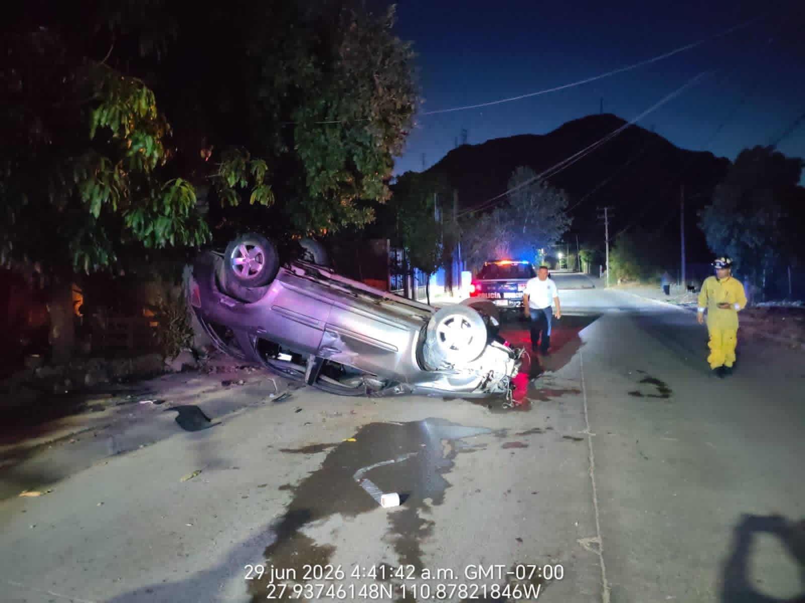 3 lesionadas en volcadura de vehículo en Fátima