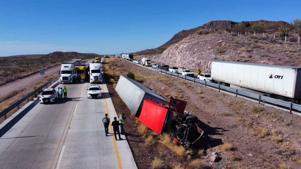 Causa congestionamiento vial choque de tres tráilers 1 33