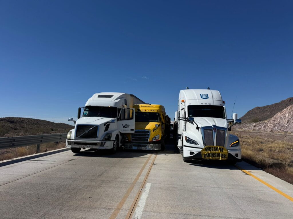 Causa congestionamiento vial choque de tres tráilers 2 34