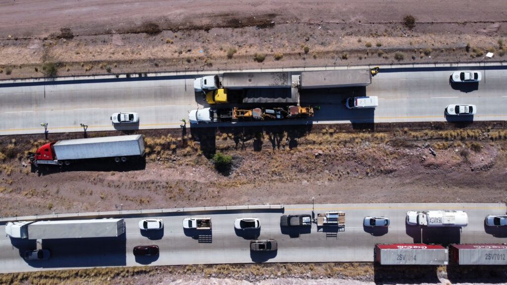 Causa congestionamiento vial choque de tres tráilers 3 35