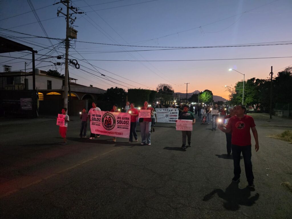 Realizan docentes marcha “De las Luces” 1 354