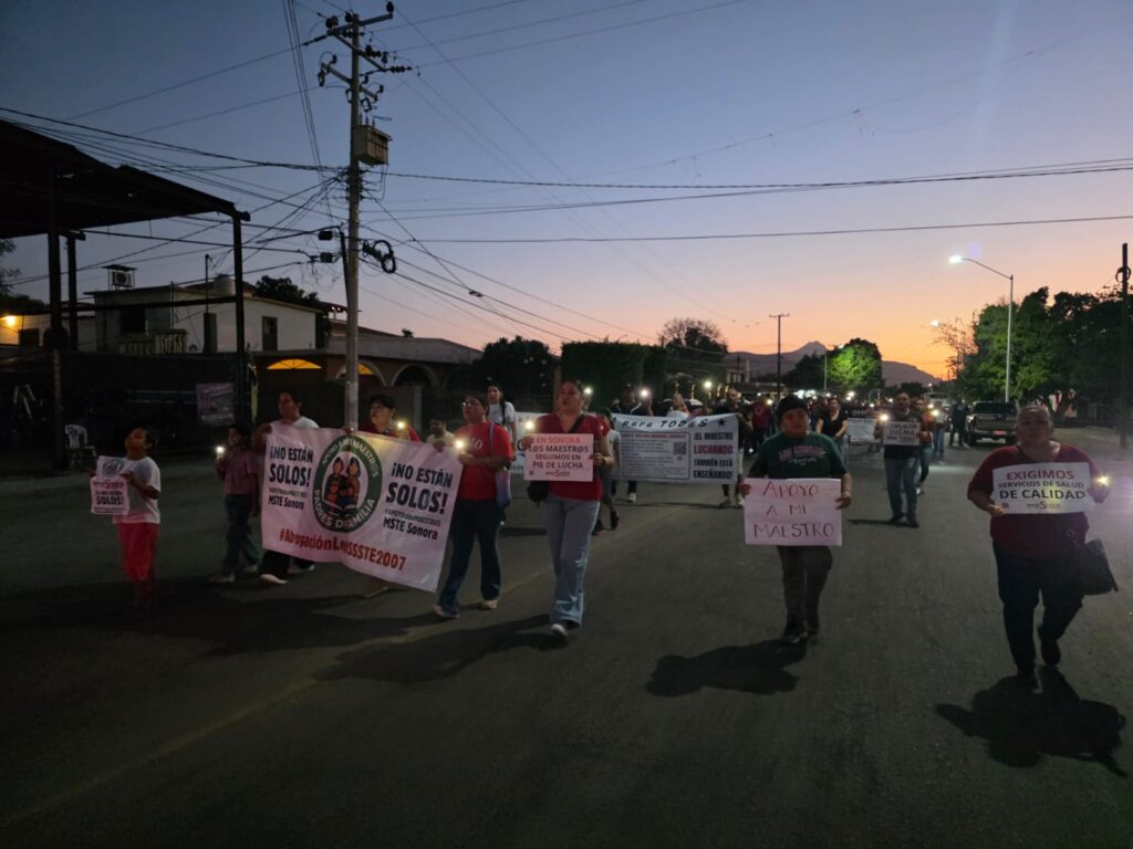 Realizan docentes marcha “De las Luces” 2 355