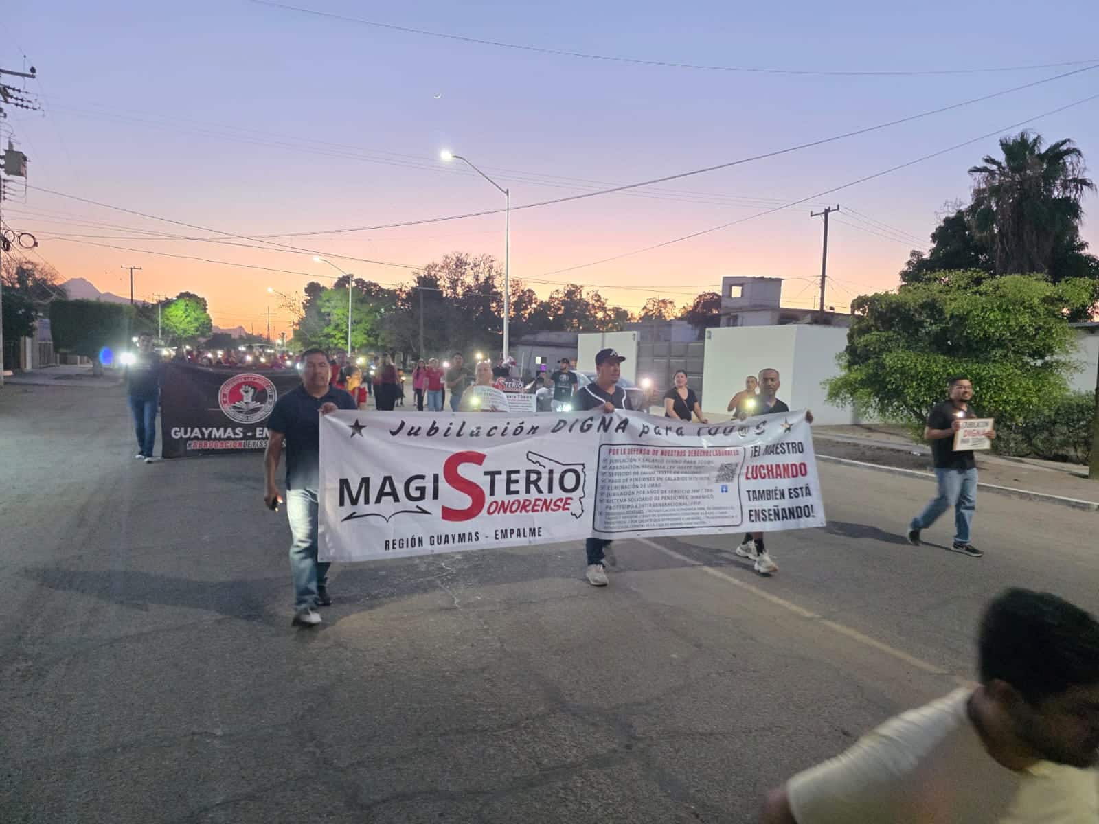 Realizan docentes marcha “De las Luces”