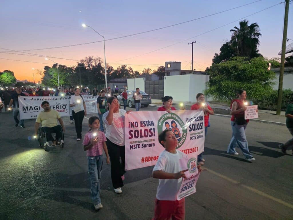 Realizan docentes marcha “De las Luces” 4 357