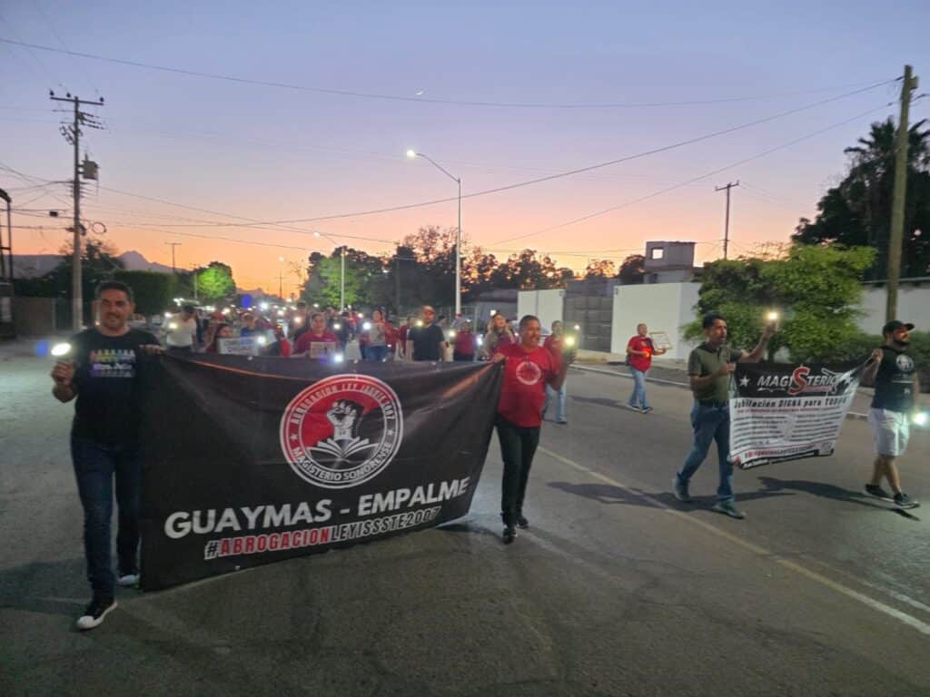 Realizan docentes marcha “De las Luces” 5 358
