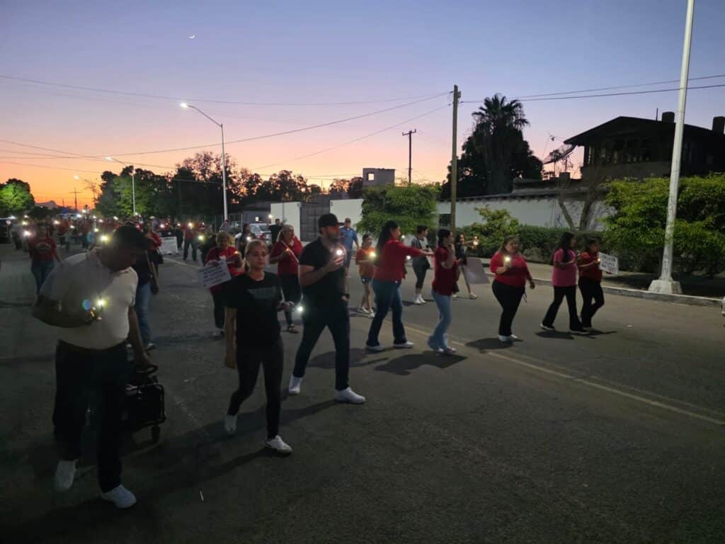 Realizan docentes marcha “De las Luces” 6 359