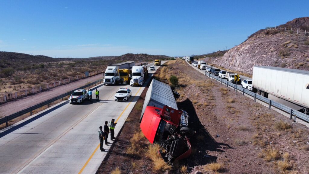 Causa congestionamiento vial choque de tres tráilers 4 36
