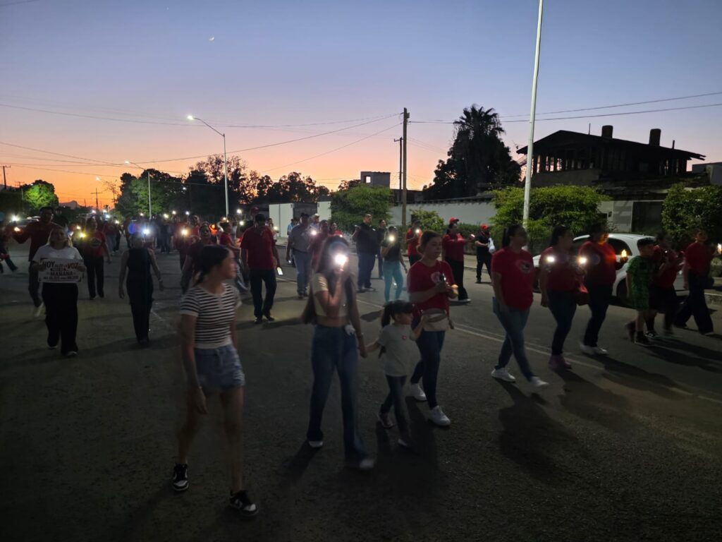 Realizan docentes marcha “De las Luces” 9 362