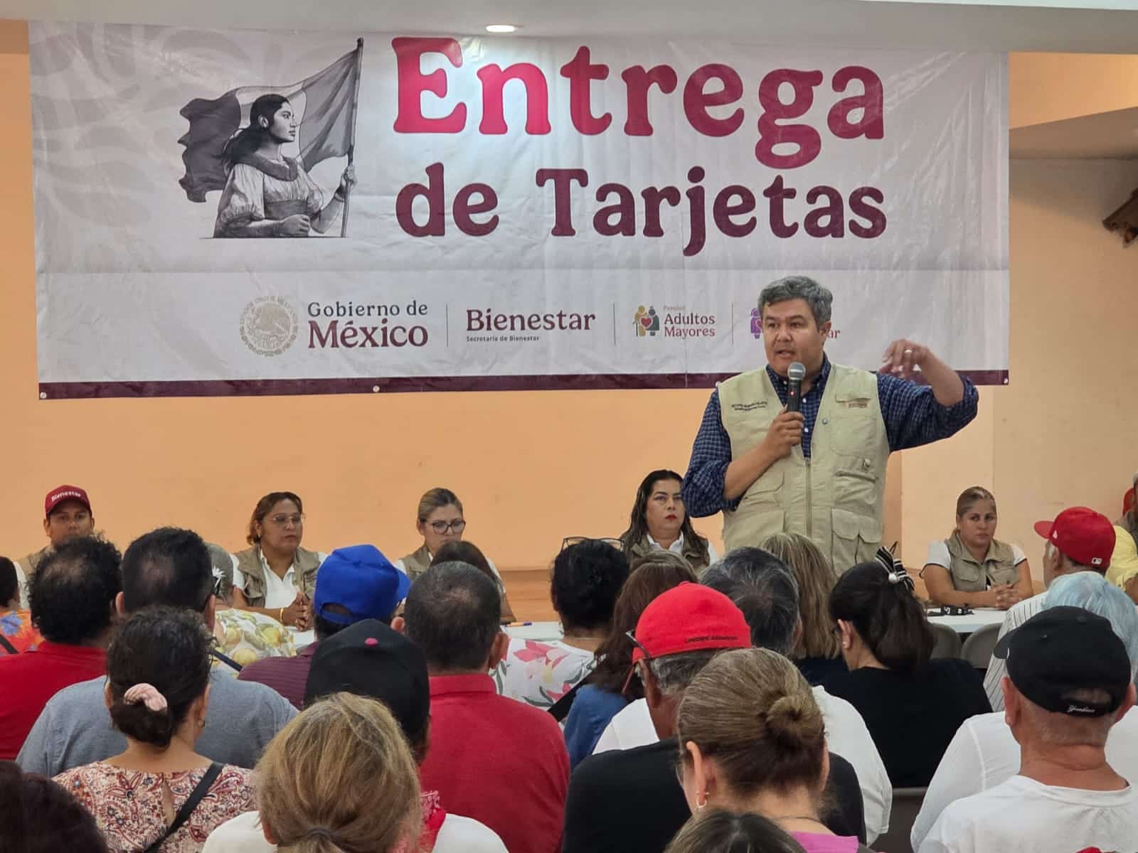 Entregan tarjetas a beneficiarios de Bienestar en Guaymas