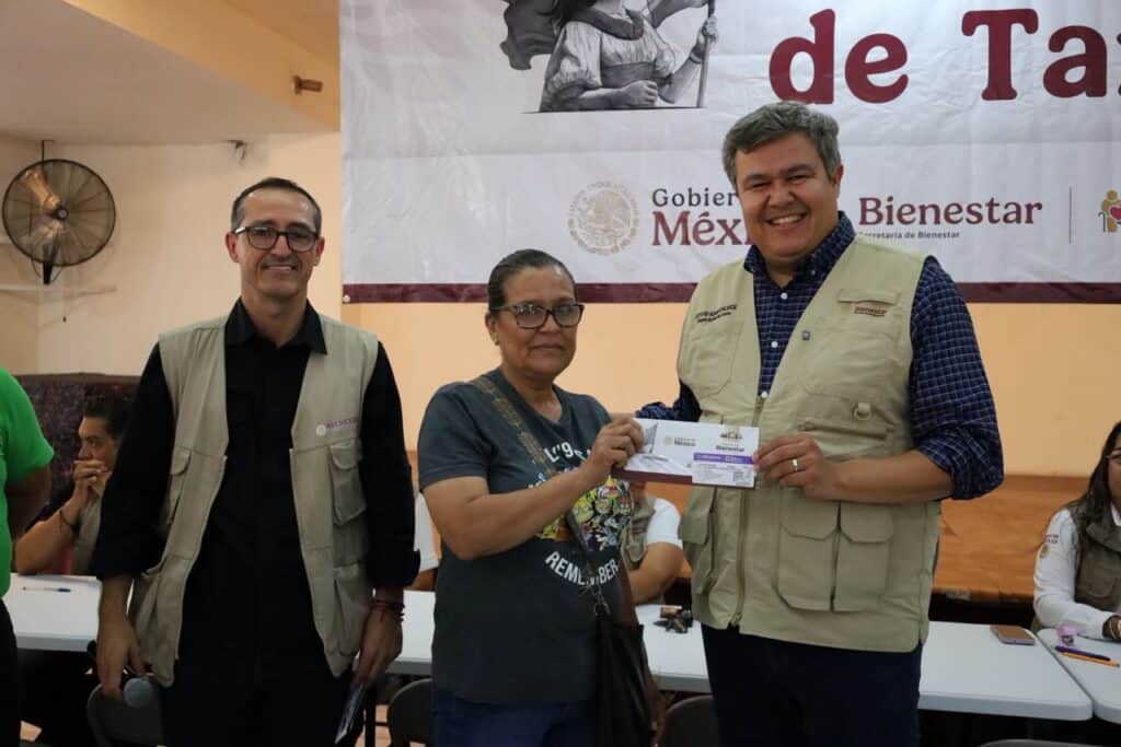 Entregan tarjetas a beneficiarios de Bienestar en Guaymas 4 369