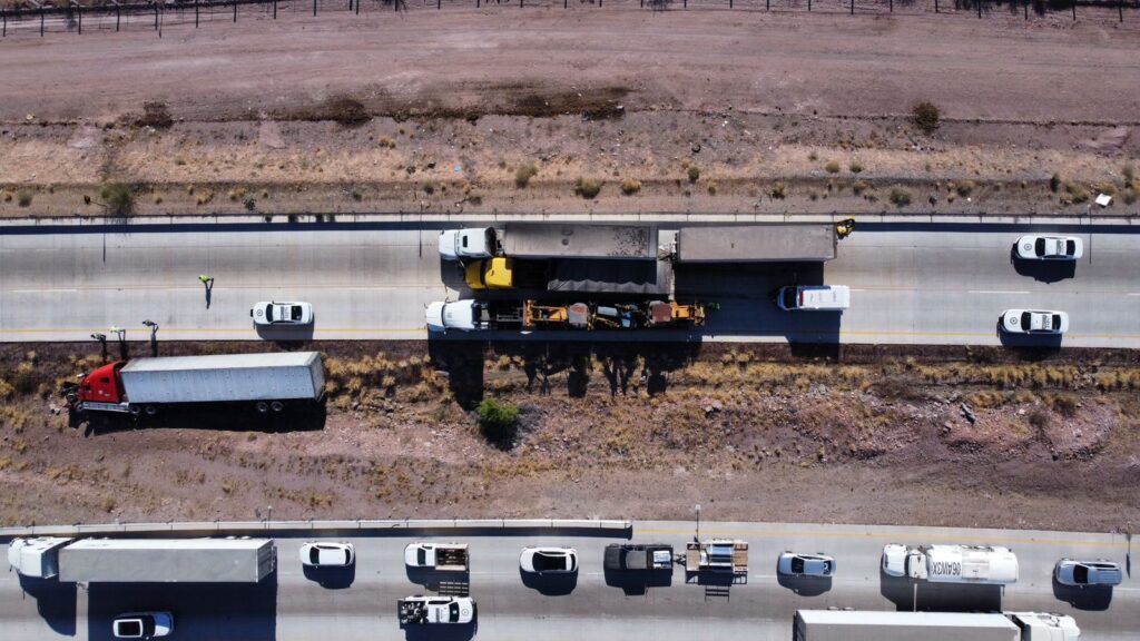 Causa congestionamiento vial choque de tres tráilers 5 37