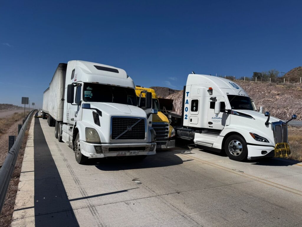 Causa congestionamiento vial choque de tres tráilers 6 38