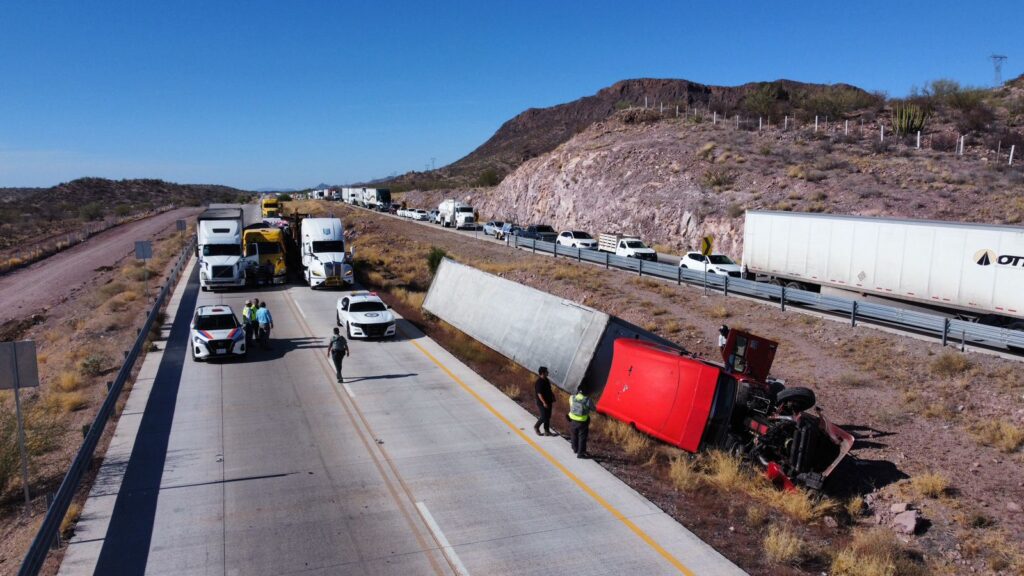 Causa congestionamiento vial choque de tres tráilers 7 39
