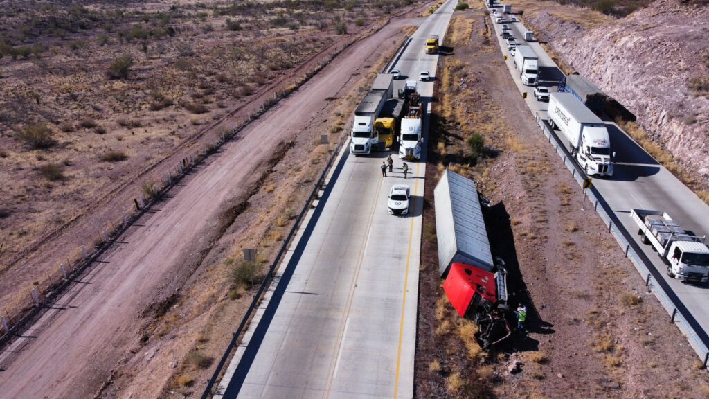 Causa congestionamiento vial choque de tres tráilers 8 40