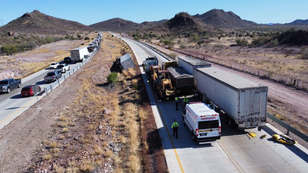 Causa congestionamiento vial choque de tres tráilers 9 41