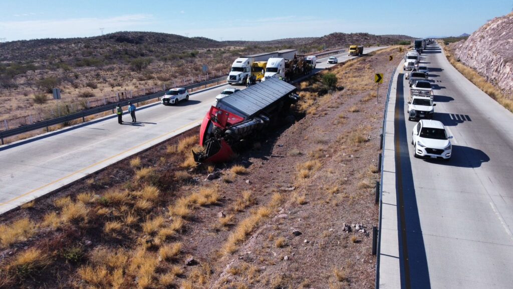 Causa congestionamiento vial choque de tres tráilers 10 42