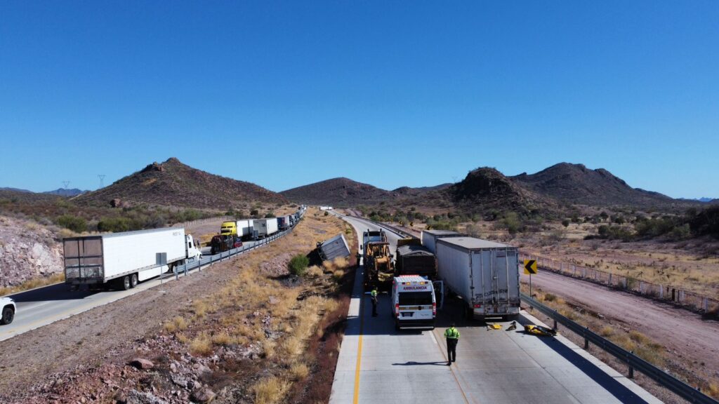 Causa congestionamiento vial choque de tres tráilers 11 43