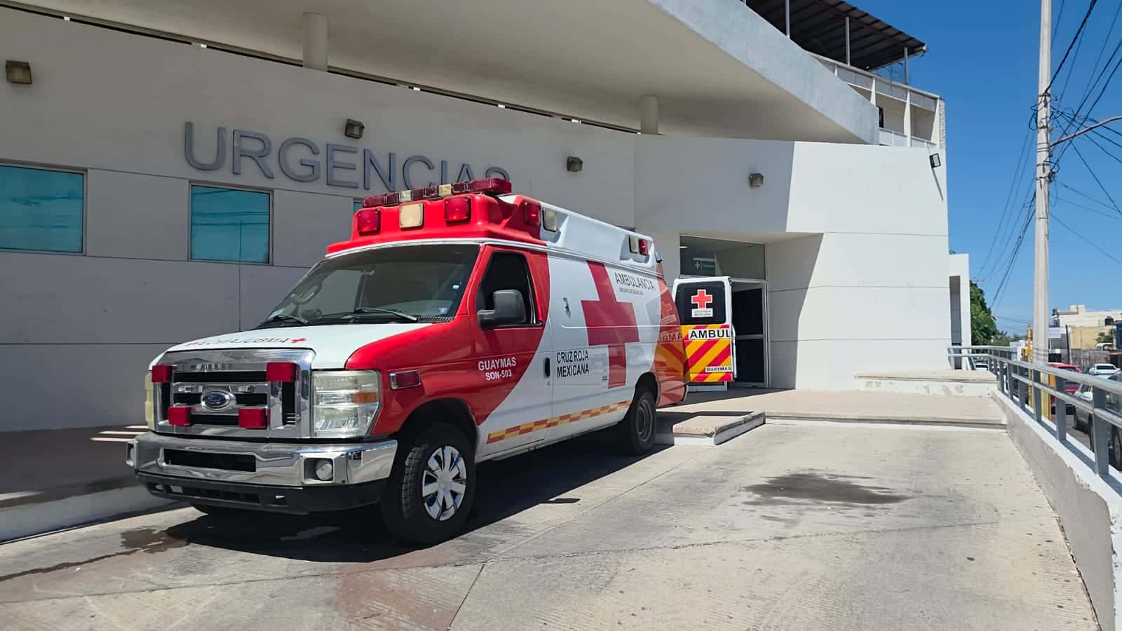 Opera Cruz Roja con una ambulancia en Guaymas
